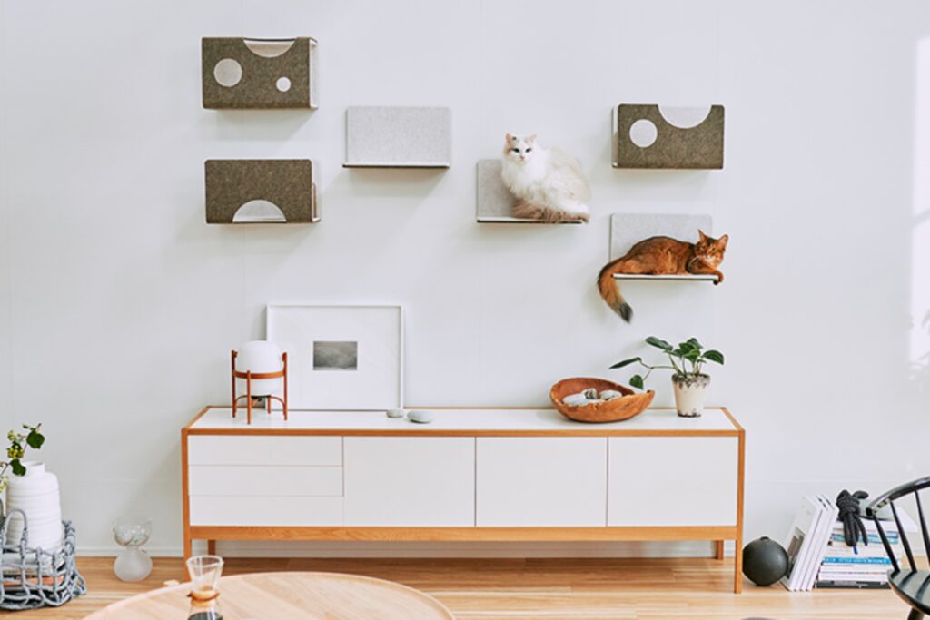 リクシルのにゃん壁を採用するため、猫ちゃんスペースの壁は全てマグネットボードなんです。