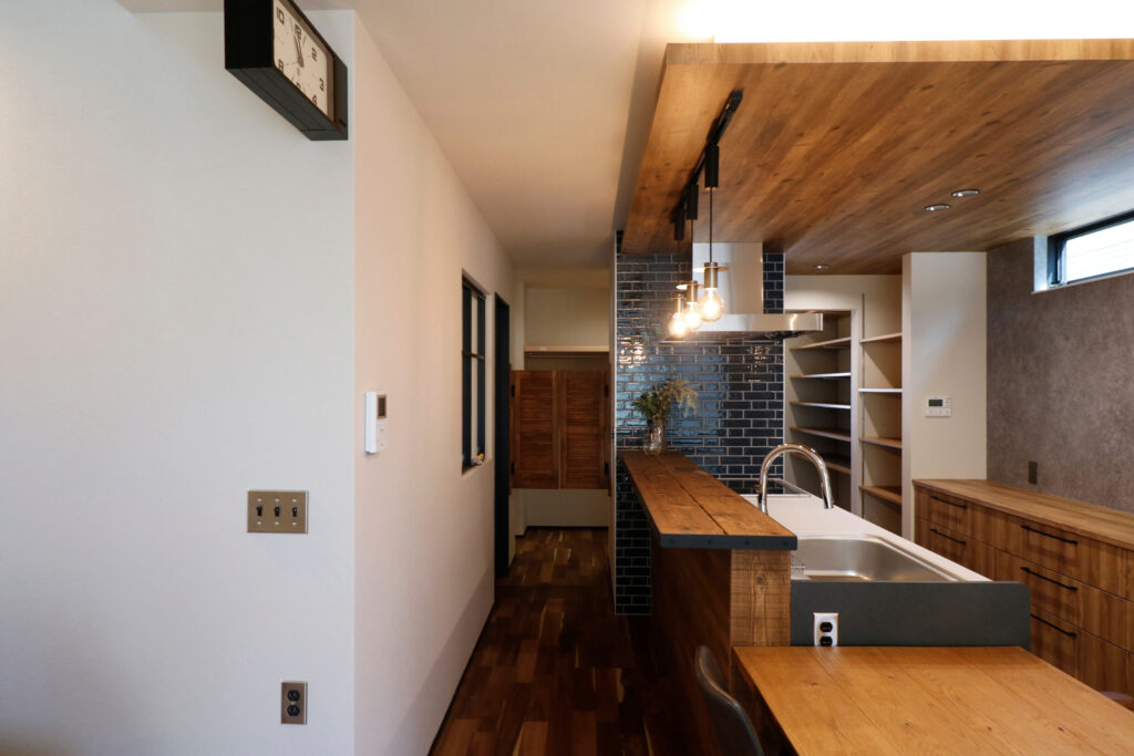 鳥取県米子市にて住みながら見学会を開催します｜ミッドセンチュリースタイルのお家です｜吹き抜け