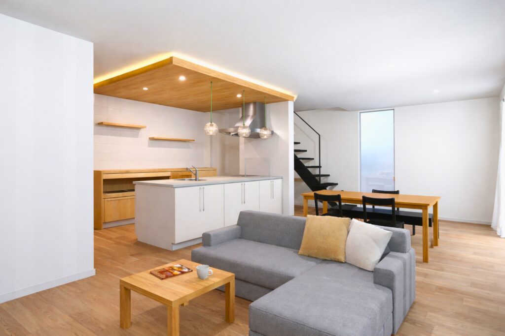 間接照明や折下げ天井でデザインされたキッチンの画像